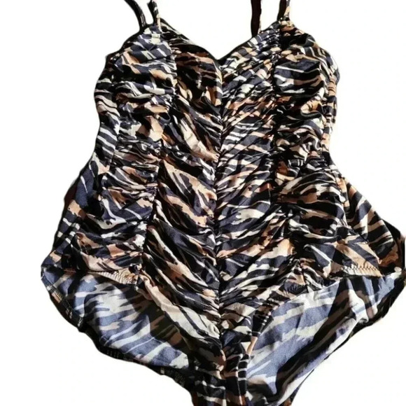 Womans One Piece Swim Bathing Suit size 16 shirred gathered  front - Picture 3 of 8